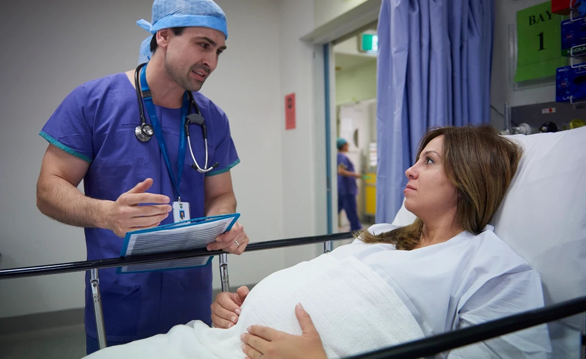 Doctor talking to pregnant patient